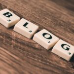 Das Wort Blog in Holzbuchstaben