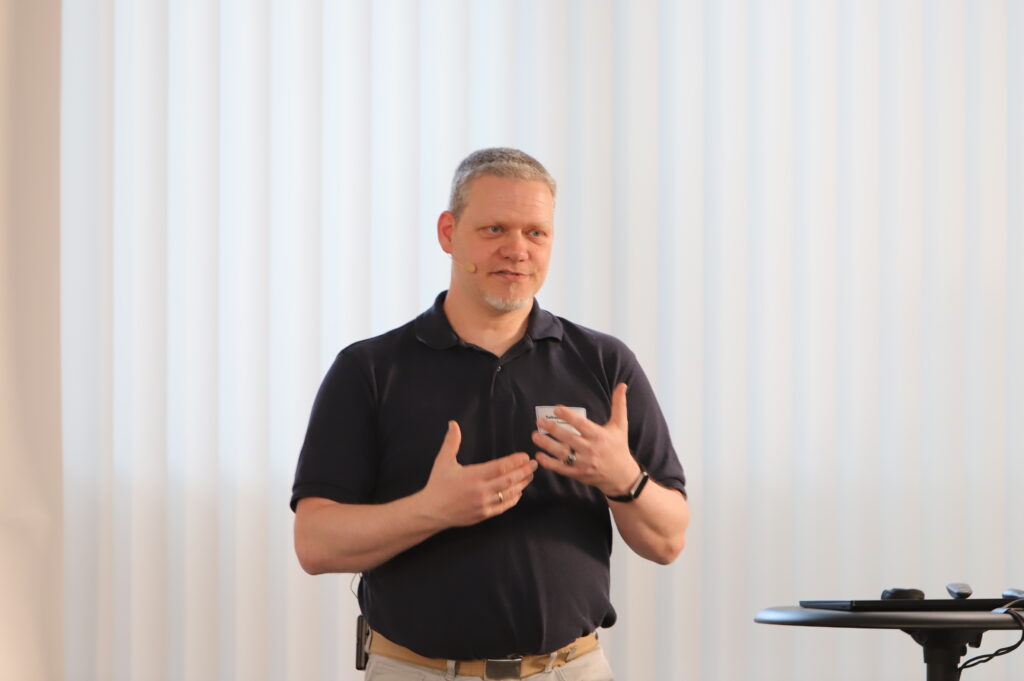 Sebastian Klein bei einem Vortrag zu Stressmanagement und Zusammenarbeit