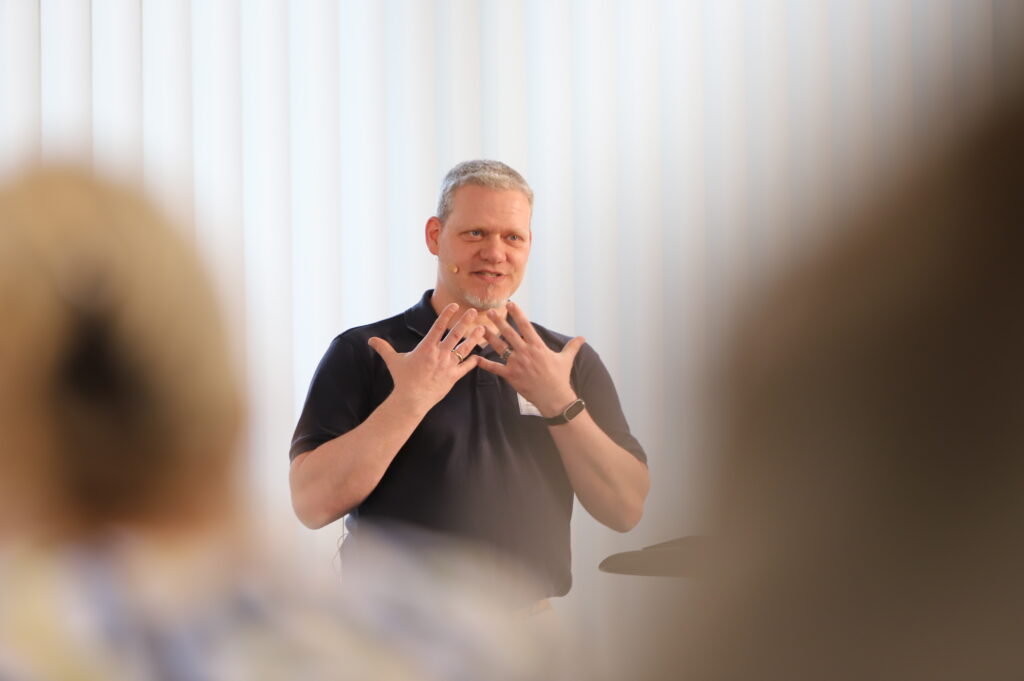 Sebastian Klein bei einer Keynote für Unternehmen