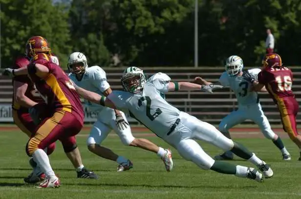 Sebastian Klein beim American Football als Sinnbild für Teamarbeit und Verantwortung