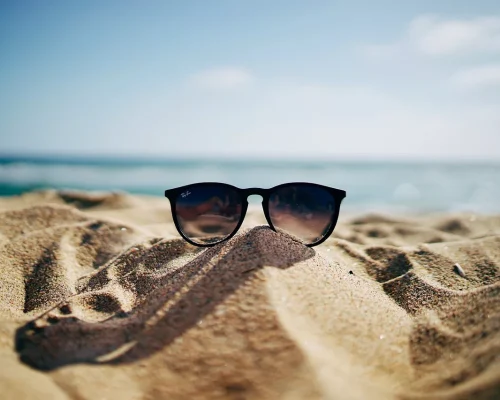 Brille aam Starnd blickt in die Ferne