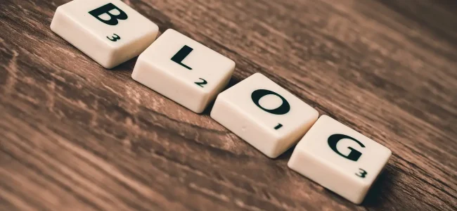 Das Wort Blog in Holzbuchstaben