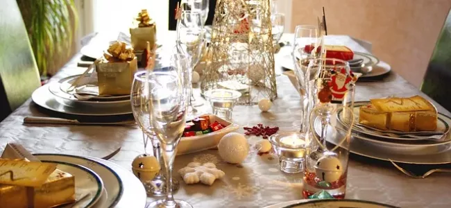 Tisch weihnachtlich gedeckt